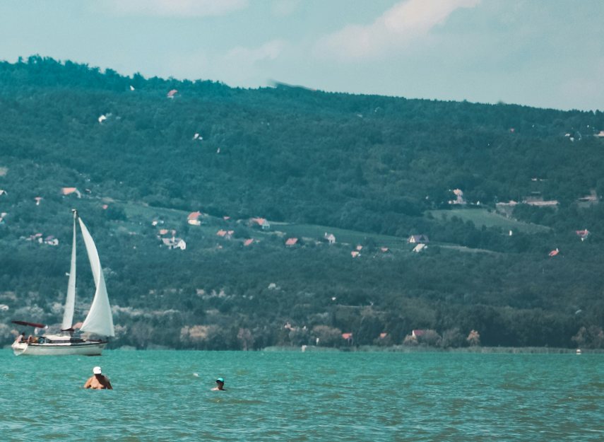Balaton hegyekkel és vitorlással